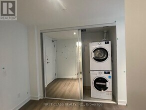 8 Wellesley St W in Toronto, ON - Building Photo - Building Photo