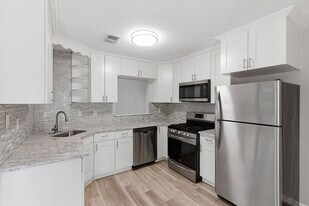 5 Whistler Dr in Freehold, NJ - Building Photo