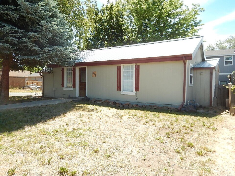 698 NE 6th St in Prineville, OR - Foto de edificio