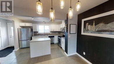8804-8896 96 Ave in Grande Prairie, AB - Building Photo - Building Photo