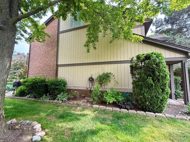 1550 Meadowside Dr in Rochester Hills, MI - Building Photo - Building Photo