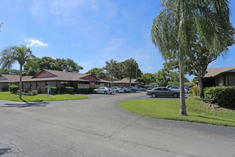 Cottage Court Apartments in Port Richey, FL - Foto de edificio - Building Photo