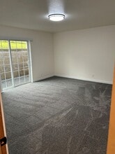 396 NE Miguel Ave in Roseburg, OR - Building Photo - Building Photo