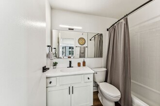 320 E Ontario St in Chicago, IL - Foto de edificio - Building Photo