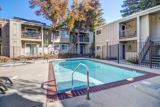 Round Hill Creek Apartments in Fairfield, CA - Building Photo - Building Photo