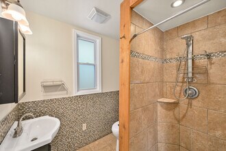 2108 N 1st St, Unit Upper unit in Milwaukee, WI - Foto de edificio - Building Photo