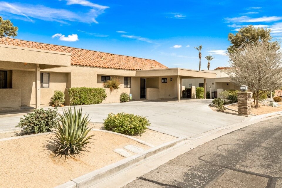 40209 Baltusrol Cir, Unit Baltusrol in Palm Desert, CA - Foto de edificio