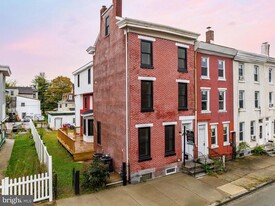 32 E Elm St in Norristown, PA - Building Photo