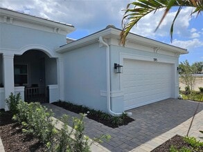 1595 Tavira Pl in Englewood, FL - Foto de edificio - Building Photo