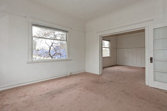 China Hill Triplex in Oakland, CA - Building Photo - Interior Photo