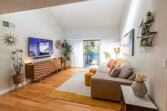 5700 Etiwanda Ave, Unit 277 in Tarzana, CA - Foto de edificio - Building Photo