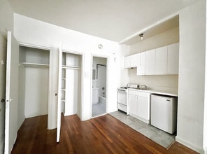 942 1st Ave in New York, NY - Foto de edificio - Building Photo
