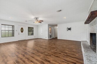 Extensively renovated 4bed,2bath farmhouse on 17 acres!! in College Station, TX - Building Photo - Building Photo