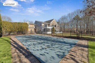 11 Arbutus Rd in Quogue, NY - Building Photo - Building Photo