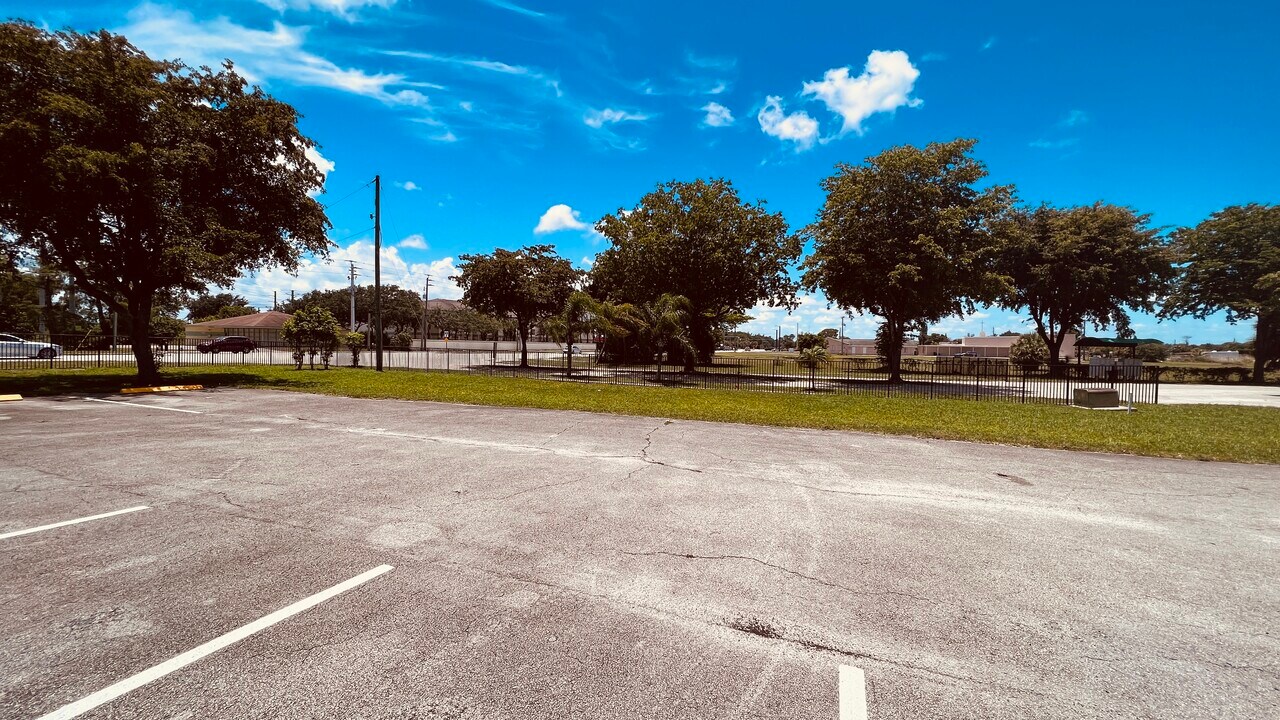 4875 Lake Arjaro Dr, Unit 4871 in West Palm Beach, FL - Building Photo