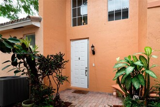 1250 Hayes St in Hollywood, FL - Foto de edificio - Building Photo