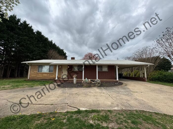 1555 16th St NE in Hickory, NC - Building Photo
