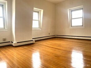 207 Woodbridge Ave-Unit -D in Metuchen, NJ - Building Photo - Building Photo