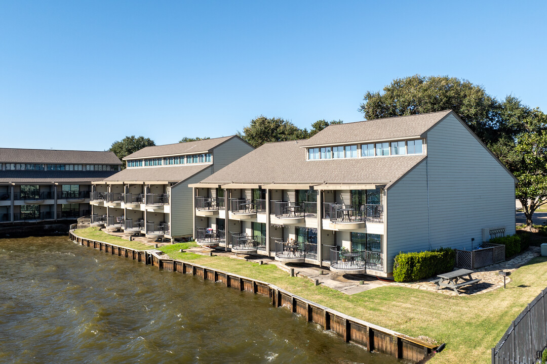 Sunset Harbor Condominiums in Willis, TX - Building Photo