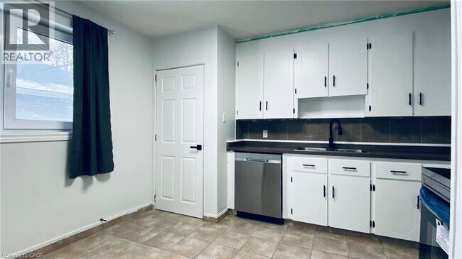 88 Longford Dr in Newmarket, ON - Building Photo - Building Photo