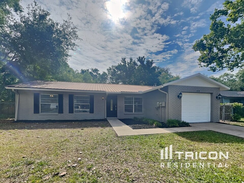 1418 Foxwood Dr in Lutz, FL - Building Photo