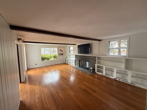 5 Little Brook Rd in Norwalk, CT - Foto de edificio - Building Photo