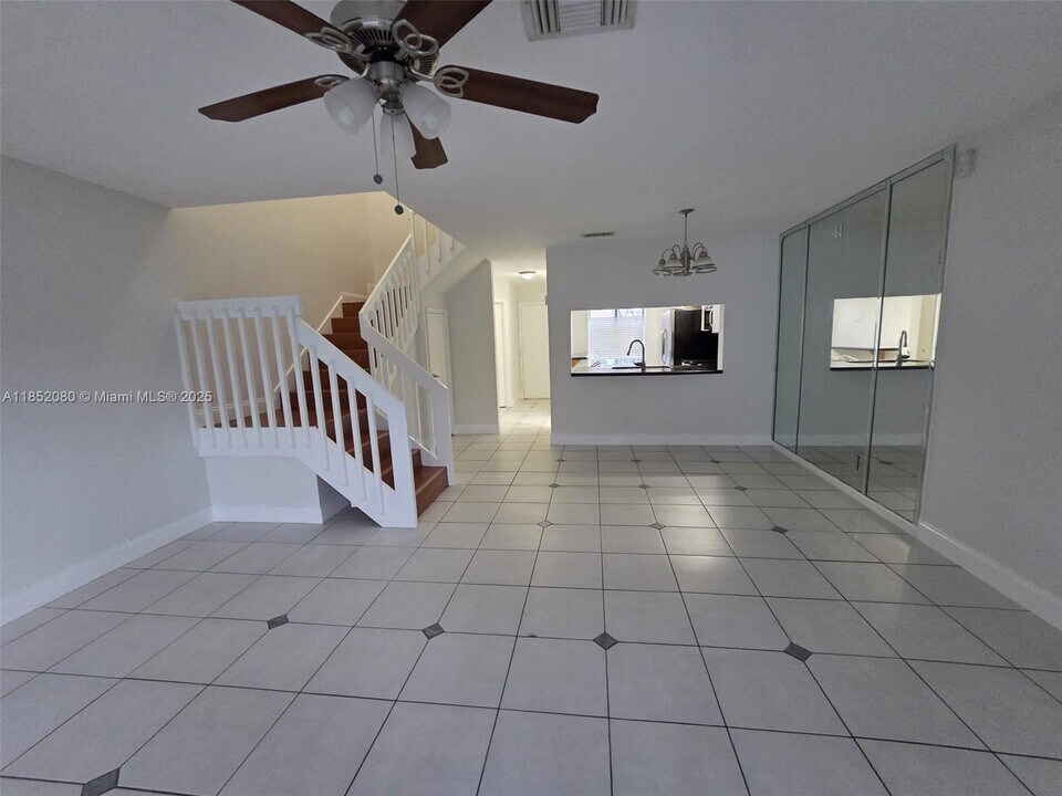9158 NW 44th Ct in Sunrise, FL - Building Photo