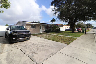 17045 NW 87th Ave in Hialeah, FL - Building Photo - Building Photo