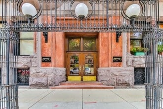 2800 N Pine Grove Ave, Unit 6G in Chicago, IL - Foto de edificio - Building Photo