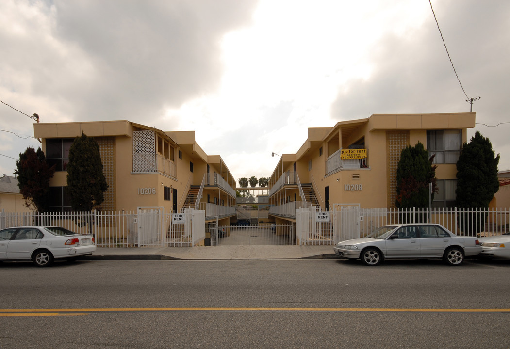 10206-10208 S Inglewood Ave in Los Angeles, CA - Building Photo