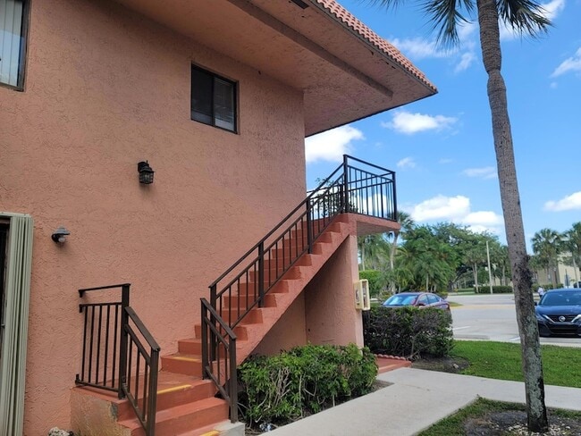 213 Lakeview Dr, Unit 201 in Weston, FL - Building Photo - Building Photo