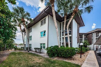 5157 Silent Loop in New Port Richey, FL - Foto de edificio - Building Photo