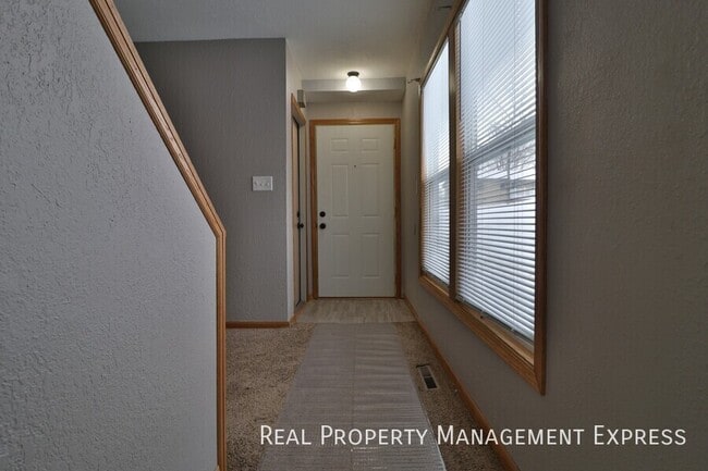 Spacious 3 Bedroom Duplex on the East Side in Sioux Falls, SD - Building Photo - Building Photo