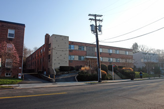 4465 Macarthur Blvd NW in Washington, DC - Foto de edificio - Building Photo