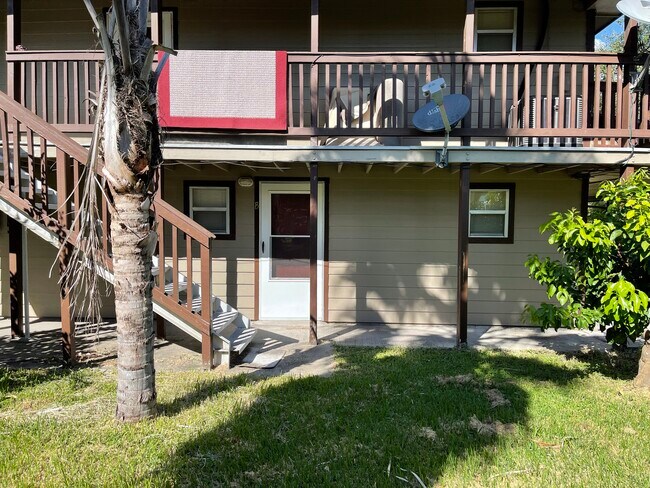 411 Rowlett Ave, Unit Apt. 2 in Sinton, TX - Building Photo - Building Photo