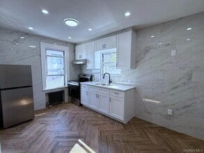 60-50 59th Dr in Queens, NY - Building Photo - Building Photo