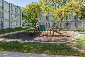 Lake Grove Village in Chicago, IL - Building Photo - Building Photo