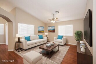 615 Stonehurst Dr in North Las Vegas, NV - Foto de edificio - Building Photo