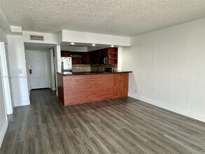 13499 Biscayne Blvd, Unit 1212 in North Miami, FL - Building Photo - Building Photo