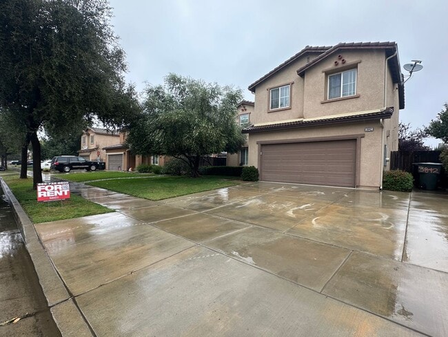 3842 W Buena Vista Ave in Visalia, CA - Building Photo - Building Photo