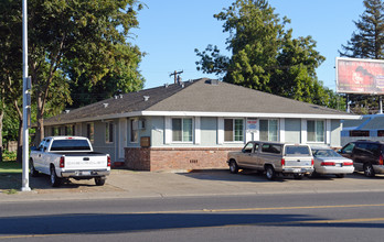 605 W El Camino Ave in Sacramento, CA - Foto de edificio - Building Photo