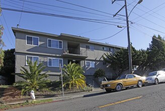 The Lateau in Oakland, CA - Building Photo - Building Photo