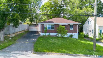 90 Seymour St in Waterbury, CT - Building Photo