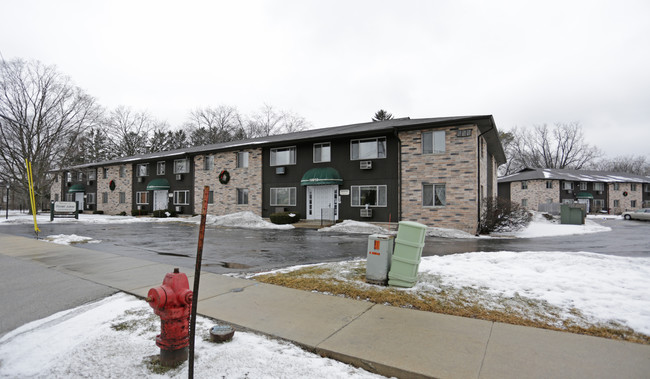 Forest Acres Apartments in Hales Corners, WI - Building Photo - Building Photo