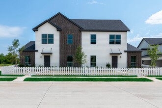 Townhomes at Princeton Meadows in Princeton, TX - Foto de edificio - Building Photo