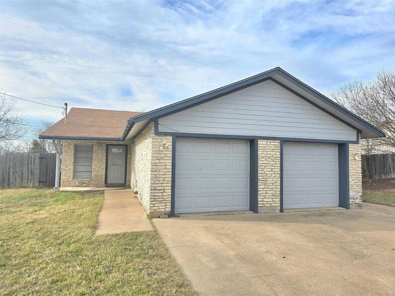 15208 Spring Hill Ln, Unit A in Pflugerville, TX - Building Photo