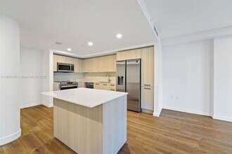 1500 Bay Rd, Unit N-0725 in Miami Beach, FL - Building Photo - Building Photo