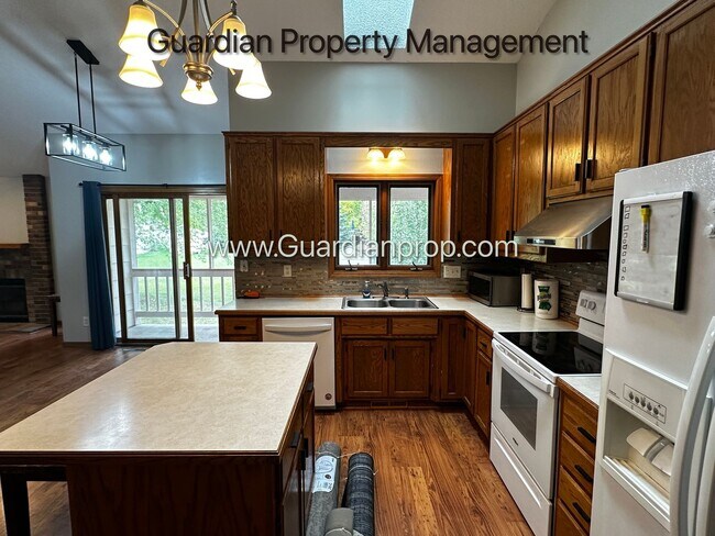 9167 Pineview Ln N in Maple Grove, MN - Building Photo - Building Photo