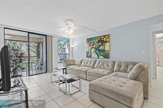 6701 N University Dr in Tamarac, FL - Building Photo - Building Photo