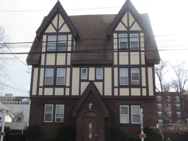 10 Webb Ave in Hempstead, NY - Foto de edificio